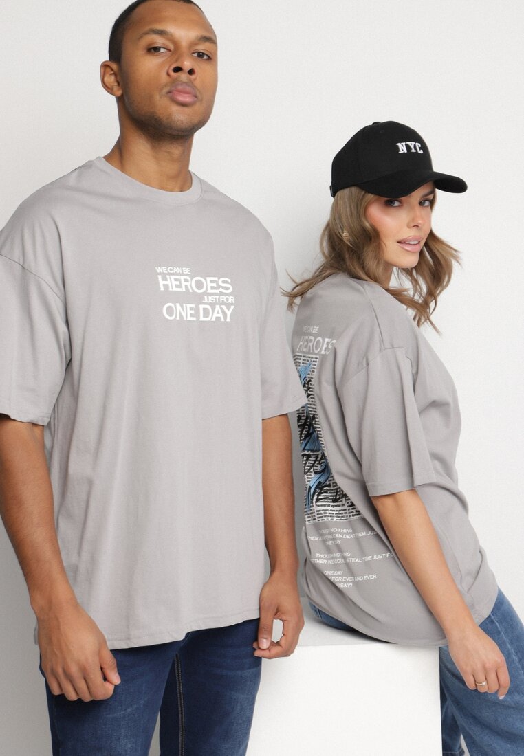 Szara  Koszulka T-shirt z Bawełny z Napisami i Nadrukiem na Plecach Danirsa