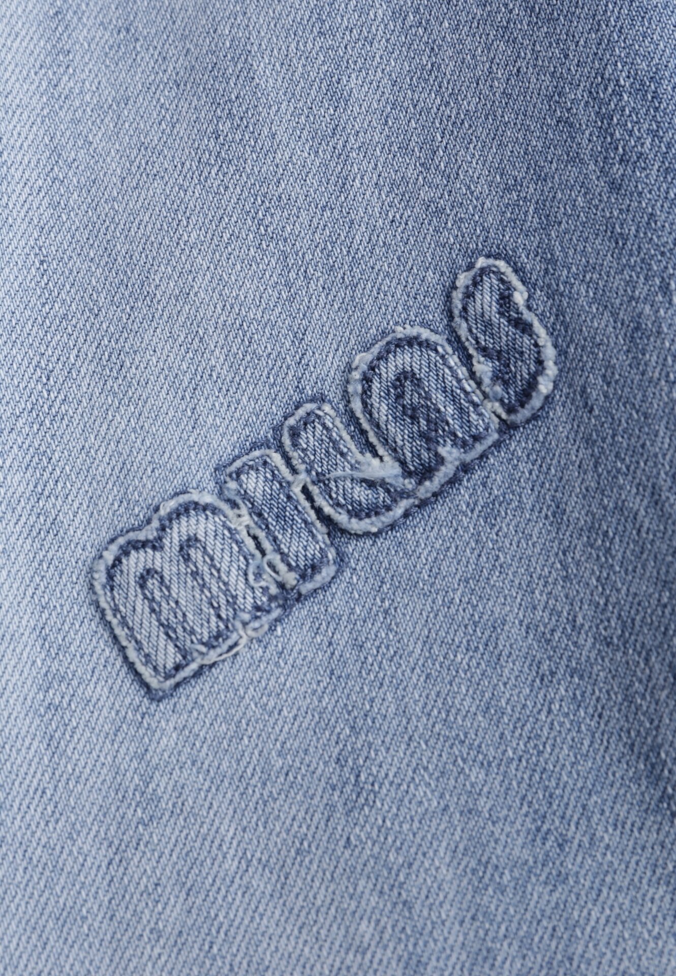 Niebieskie Jeansy o Szerokim Kroju z Wysokim Stanem Zdobione Naszywkami Gleffia