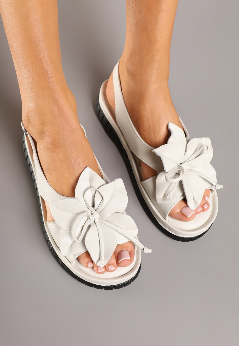 Beżowe Sandały Skórzane z Ozdobnym Kwiatkiem Efaviela