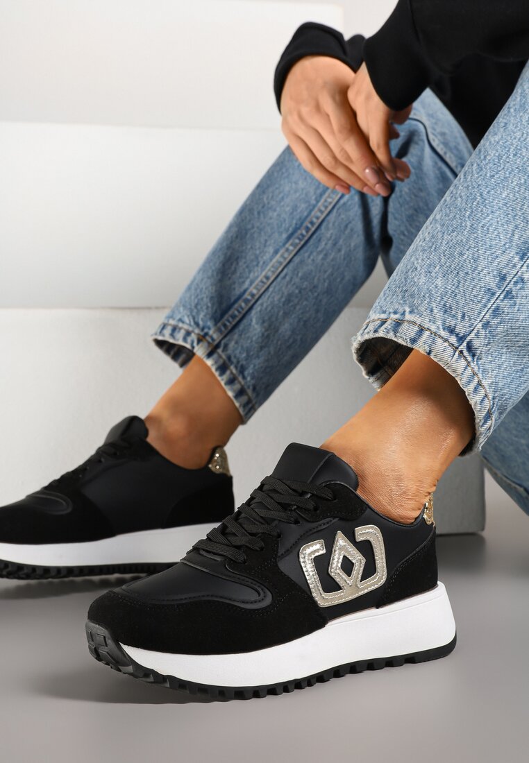 Czarne Sneakersy na Grubej Podeszwie z Ozdobną Aplikacją Alivrella