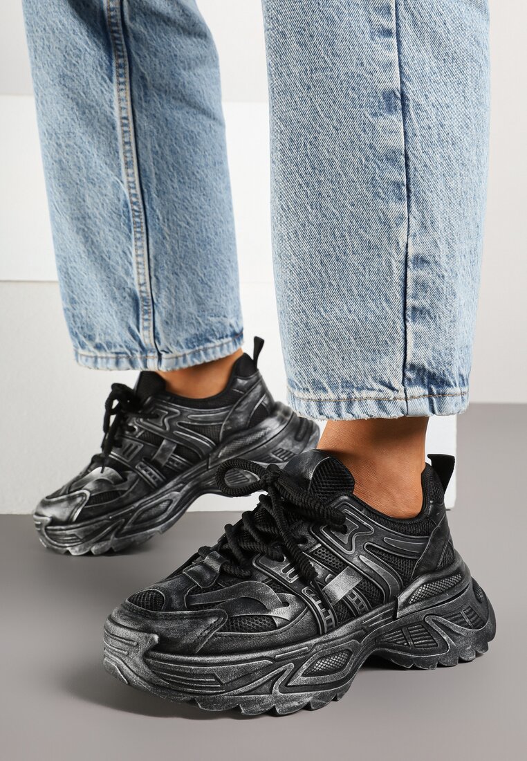 Czarne Sneakersy na Grubej Podeszwie Ozdobione Tłoczeniem Viarllis