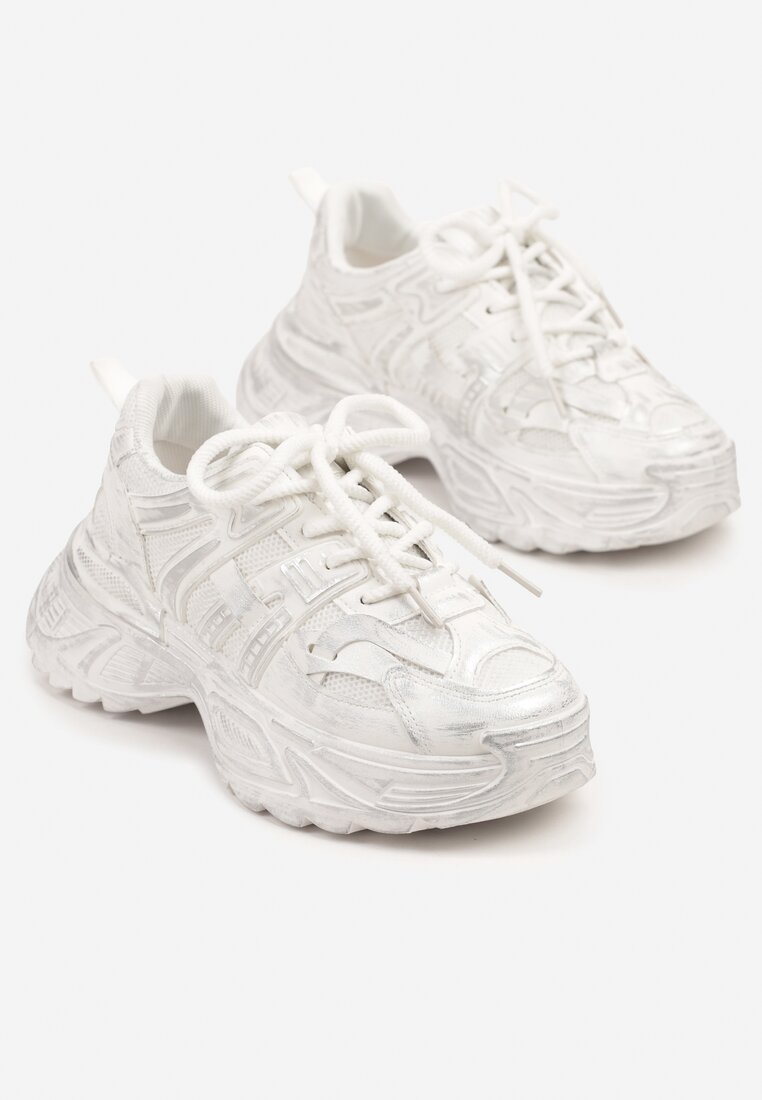Białe Sneakersy na Grubej Podeszwie Ozdobione Tłoczeniem Viarllis