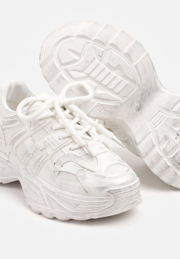 Białe Sneakersy na Grubej Podeszwie Ozdobione Tłoczeniem Viarllis
