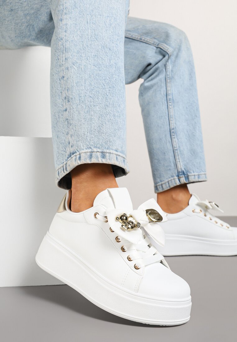 Białe Sneakersy Ozdobione Kokardą i Metaliczną Aplikacją Wilselia