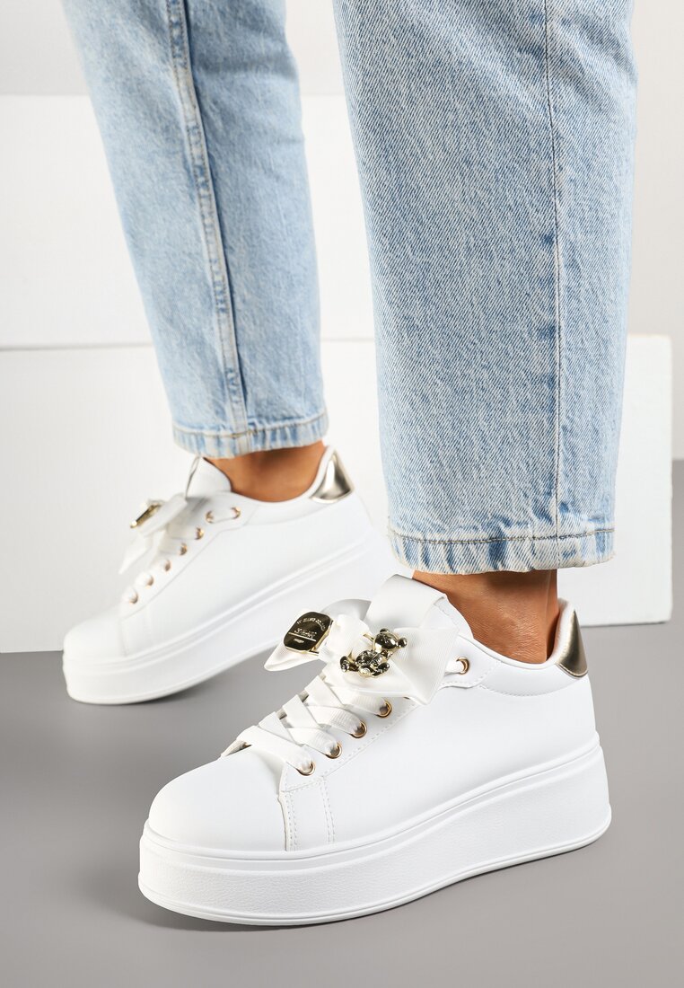 Białe Sneakersy Ozdobione Kokardą i Metaliczną Aplikacją Wilselia