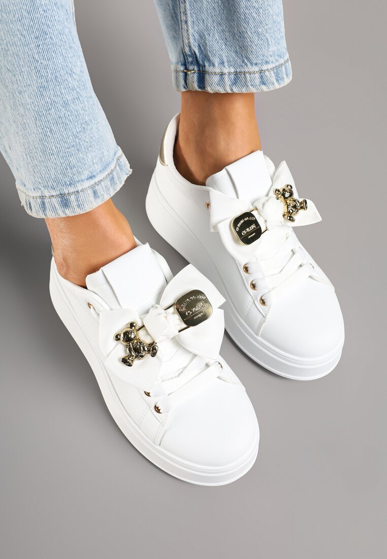 Białe Sneakersy Ozdobione Kokardą i Metaliczną Aplikacją Wilselia