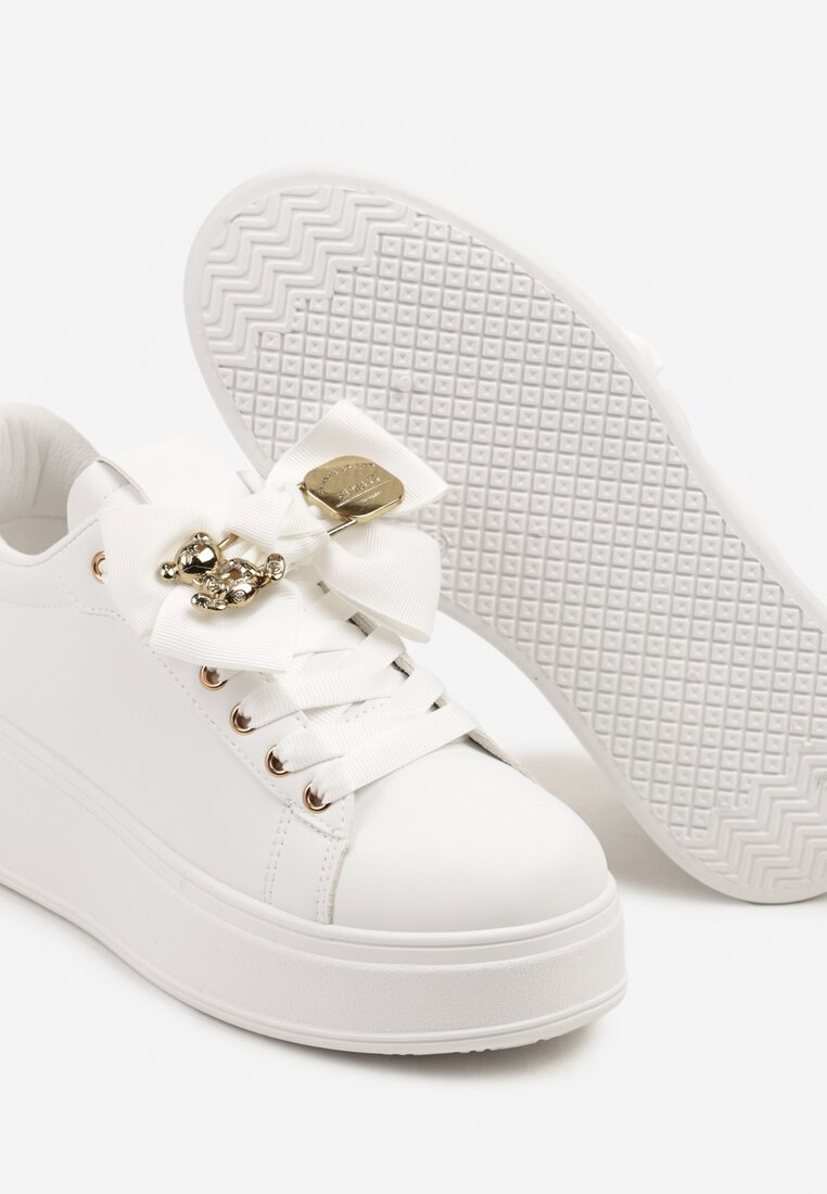 Białe Sneakersy Ozdobione Kokardą i Metaliczną Aplikacją Wilselia
