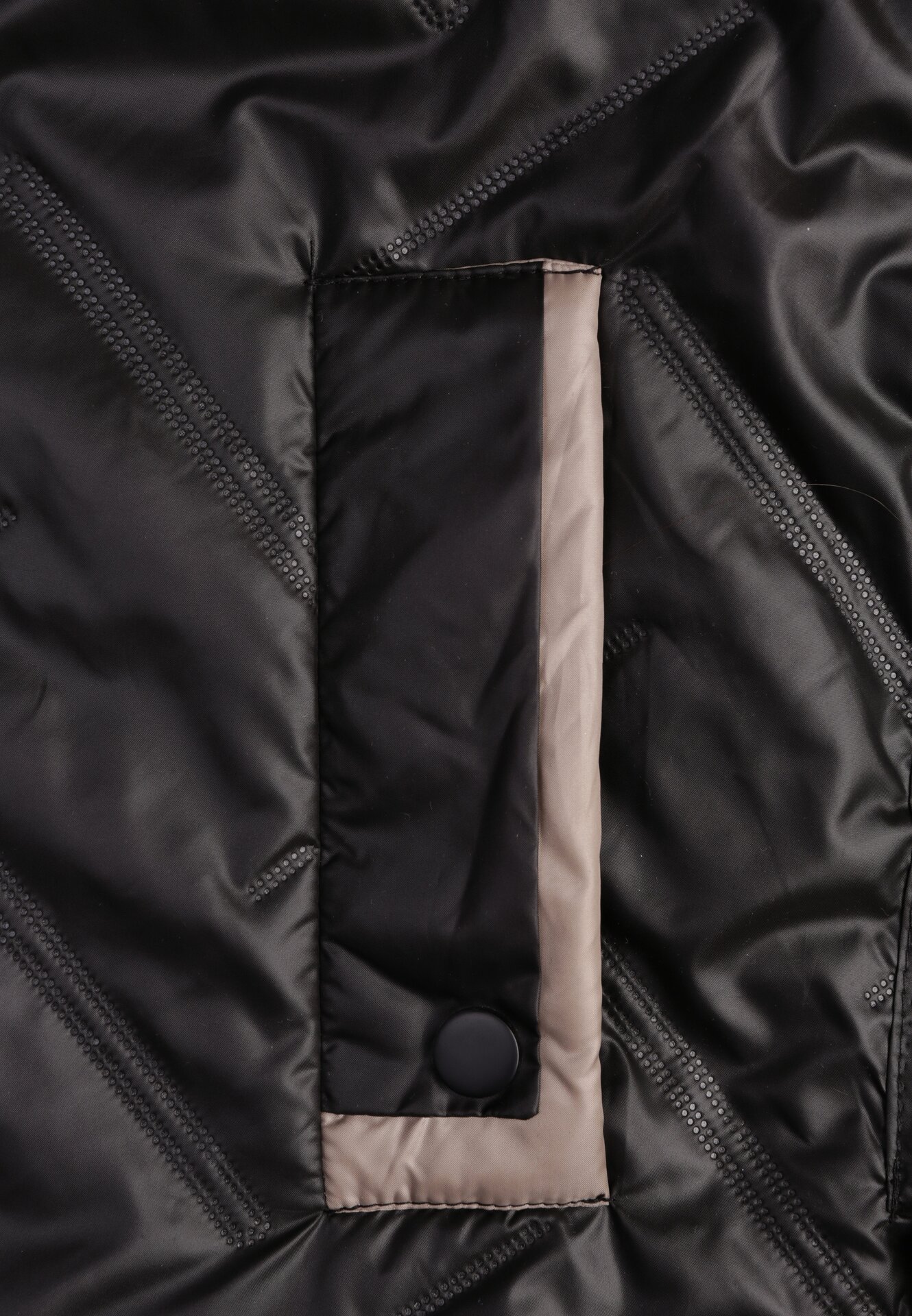 Czarna Kurtka Pikowana z Odpinanym Kapturem i Ściągaczami po Bokach Nusarianis