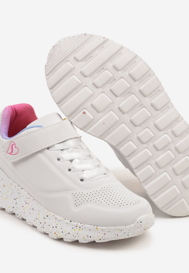 Biało-Czerwone Buty Sportowe Sneakersy z Perforacją i Ozdobnym Sercem Desamiti