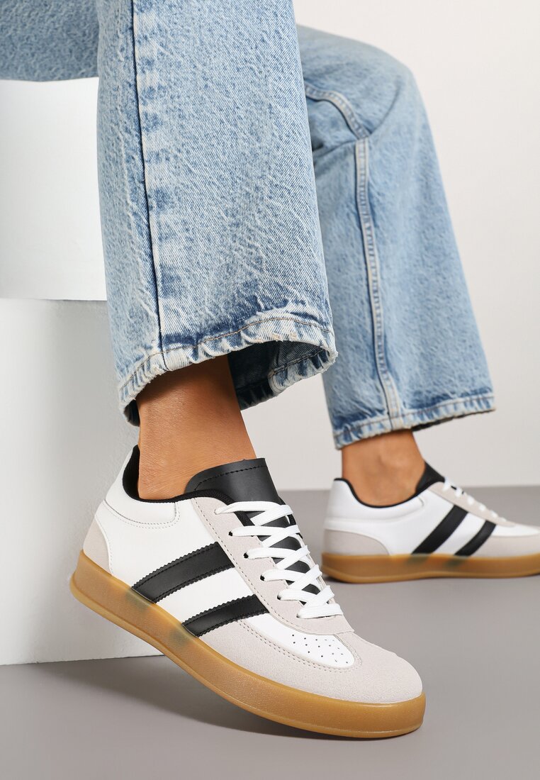 Biało-Czarne Sneakersy Typu Kultowe Tenisówki z Ozdobnymi Przeszyciami Selfia