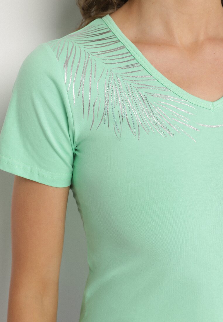 Jasnozielony Bawełniany T-shirt z Dekoltem w Serek z Cyrkoniową Aplikacją Nirivale