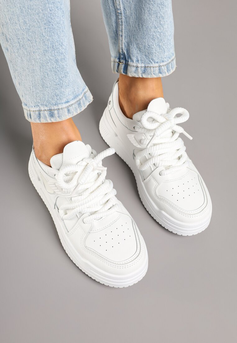 Białe Sneakersy z Perforacją i Ozdobiona Przeszyciami Zolzedia