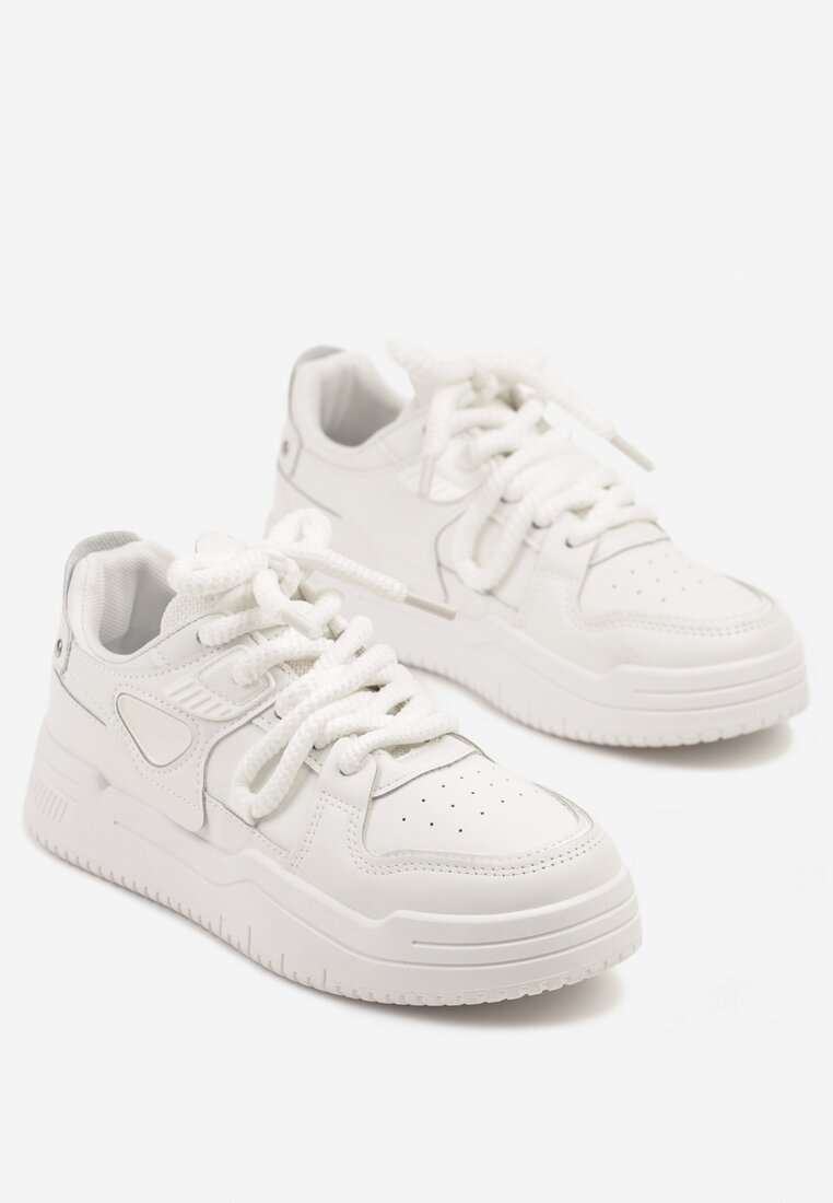 Białe Sneakersy z Perforacją i Ozdobiona Przeszyciami Zolzedia