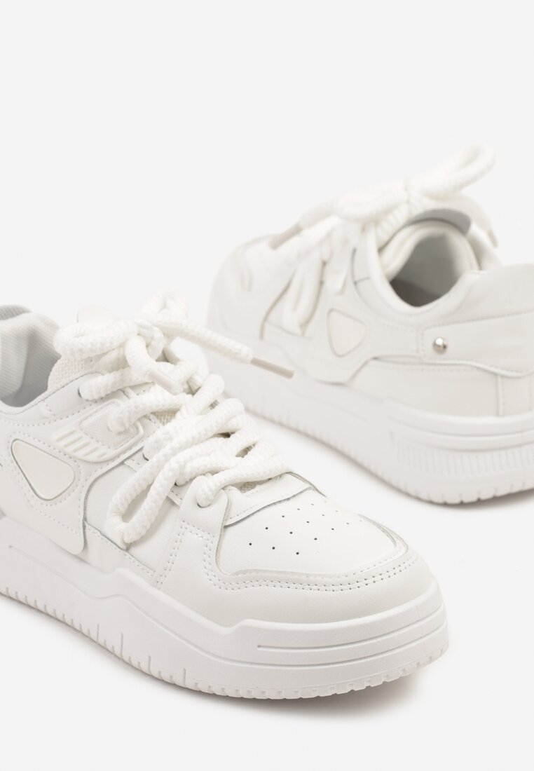 Białe Sneakersy z Perforacją i Ozdobiona Przeszyciami Zolzedia