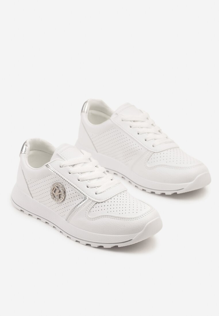 Srebrne Sneakersy z Perforacją i Ozdobnym Metalicznym Detalem Eviravia