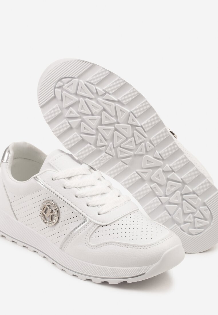 Srebrne Sneakersy z Perforacją i Ozdobnym Metalicznym Detalem Eviravia