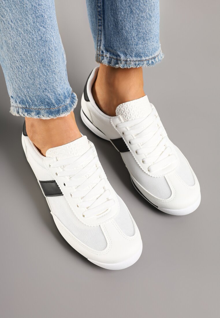 Białe Sneakersy z Ozdobnym Paskiem Cleota