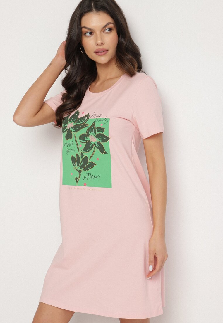 Różowa Bawełniana Sukienka o Kroju Typu T-shirt Zdobiona Nadrukiem Nevolira