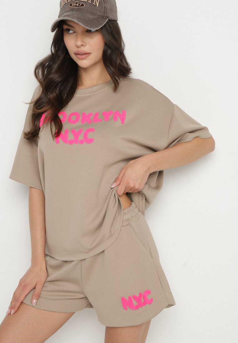 Ciemnobeżowy Komplet Oversize z Wiskozą T-shirt i Szorty z Nadrukiem Liravella