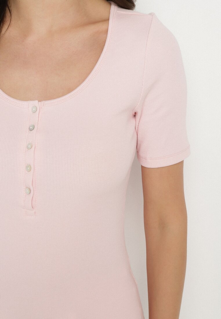 Różowy Prążkowany T-shirt z Bawełny Ozdobiony Guzikami Tasavia