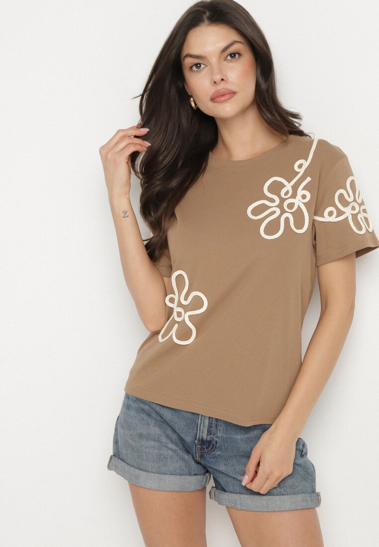Jasnobrązowy T-shirt z Kwiatowymi Aplikacjami Tilenna