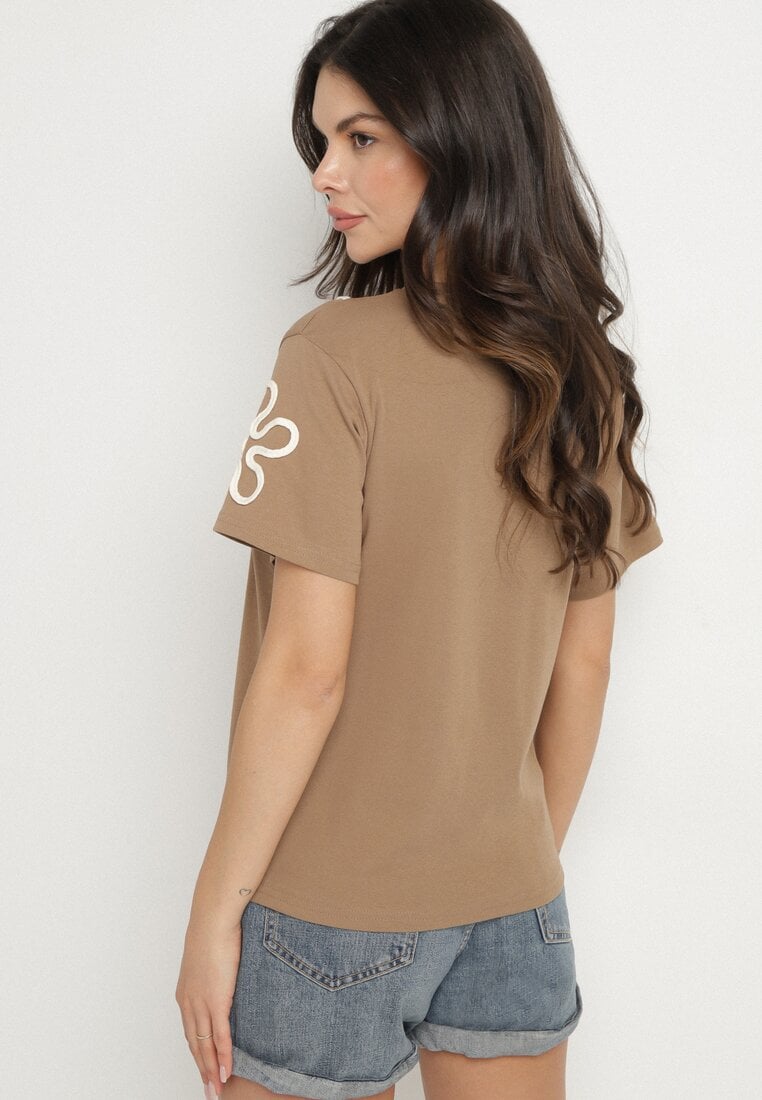 Jasnobrązowy T-shirt z Kwiatowymi Aplikacjami Tilenna