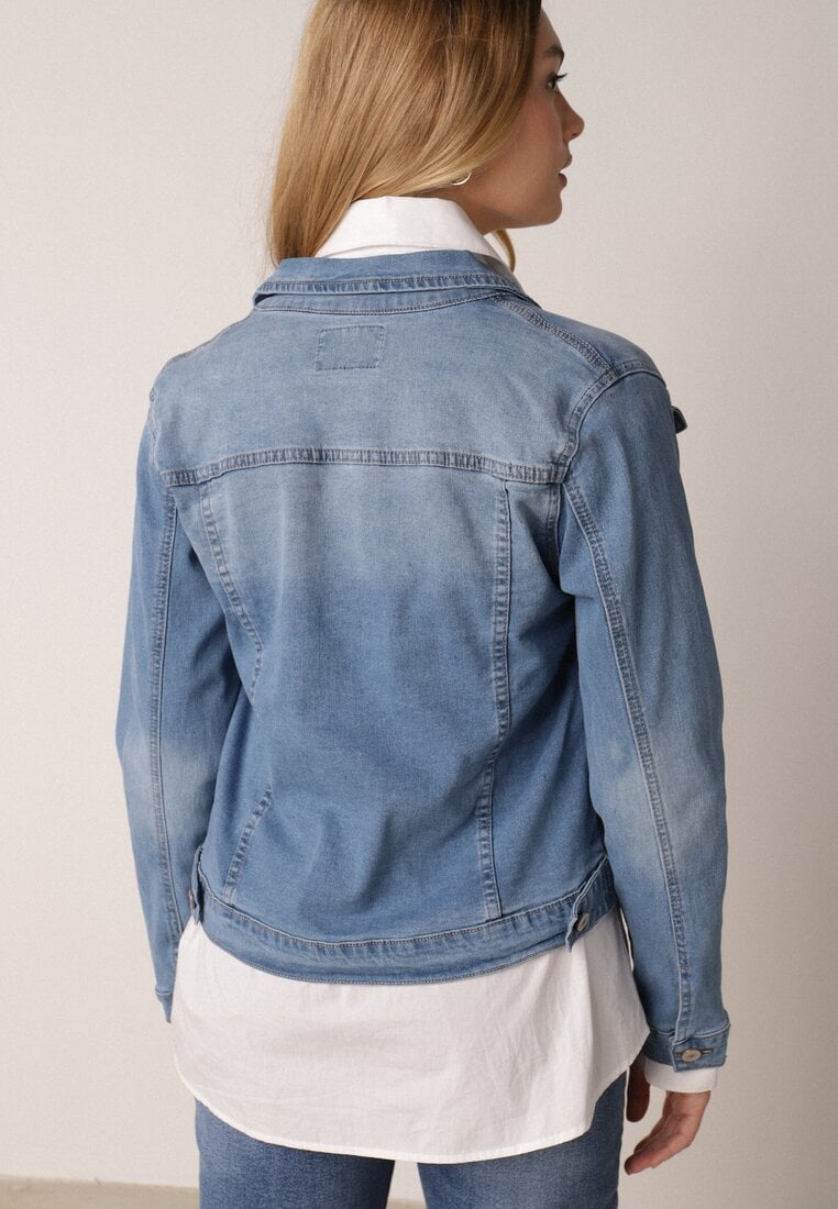 Jasnoniebieska Jeansowa Kurtka z Przetarciami i Kieszeniami z Klapami Hazelle