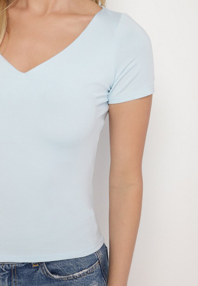 Jasnoniebieski T-shirt z Wiskozą o Dopasowanym Kroju z Dekoltem w Serek Folarisse