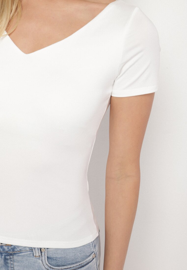 Biały T-shirt z Wiskozą o Dopasowanym Kroju z Dekoltem w Serek Folarisse