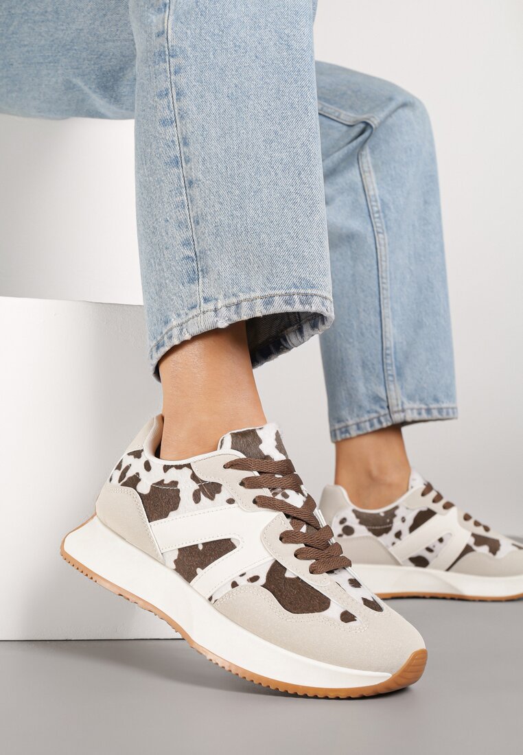 Biało-Brązowe Płaskie Sneakersy w Krowie Łaty z Geometrycznym Wzorem Nawla