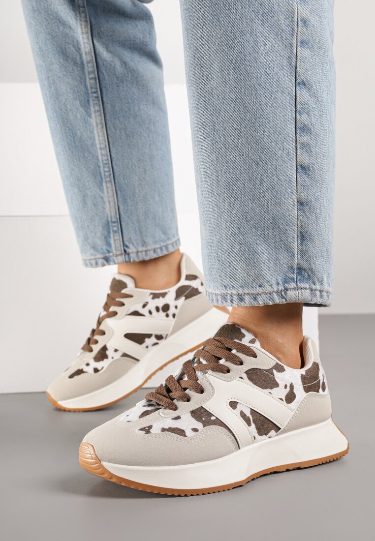 Biało-Brązowe Płaskie Sneakersy w Krowie Łaty z Geometrycznym Wzorem Nawla