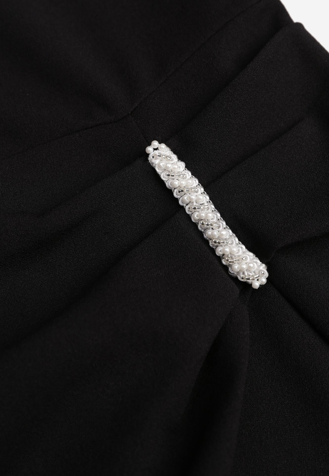 Czarna Taliowana Sukienka Vices z Marszczeniem i Perełkami Adorre