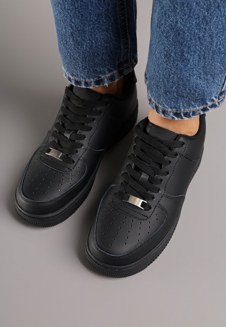 Czarne Skórzane Sneakersy Ozdobione Perforacją Rilurea