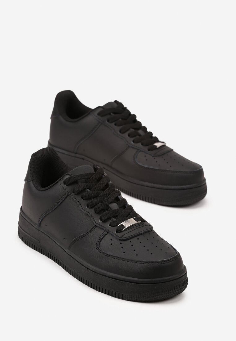Czarne Skórzane Sneakersy Ozdobione Perforacją Rilurea