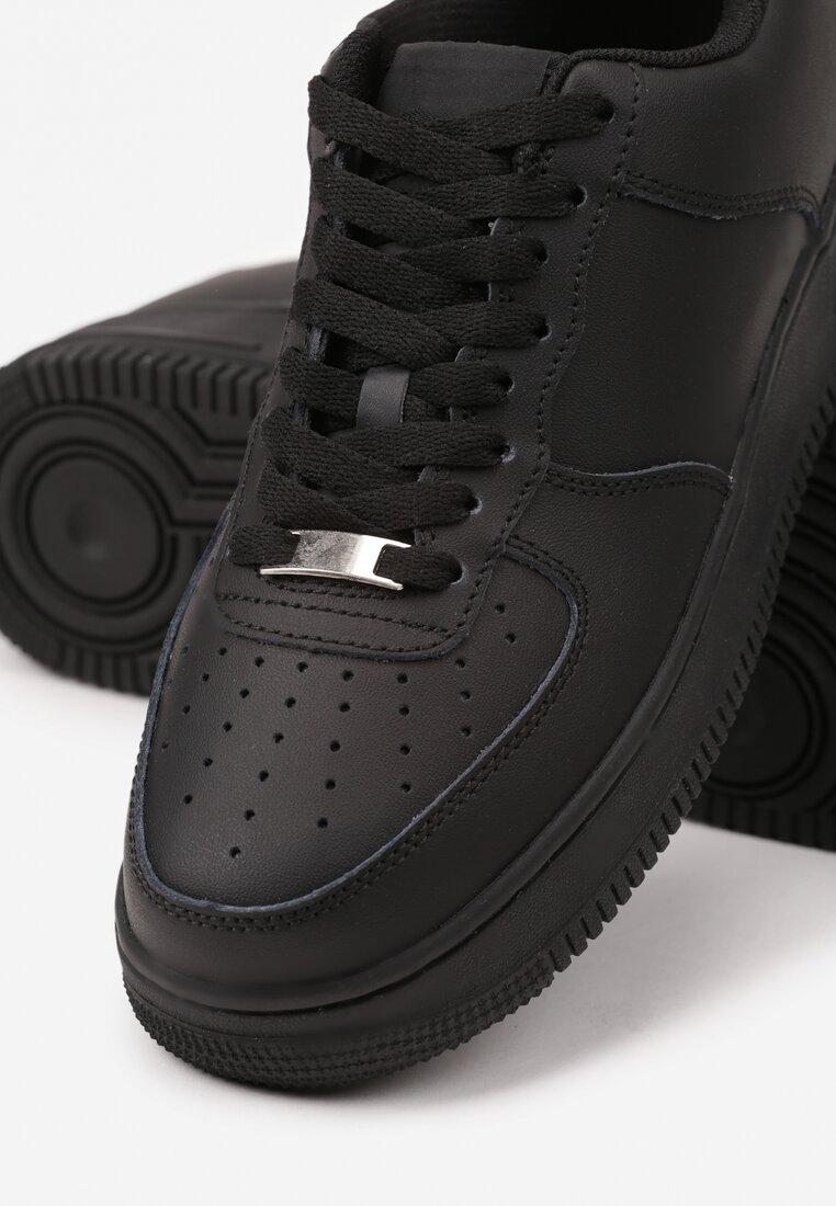Czarne Skórzane Sneakersy Ozdobione Perforacją Rilurea