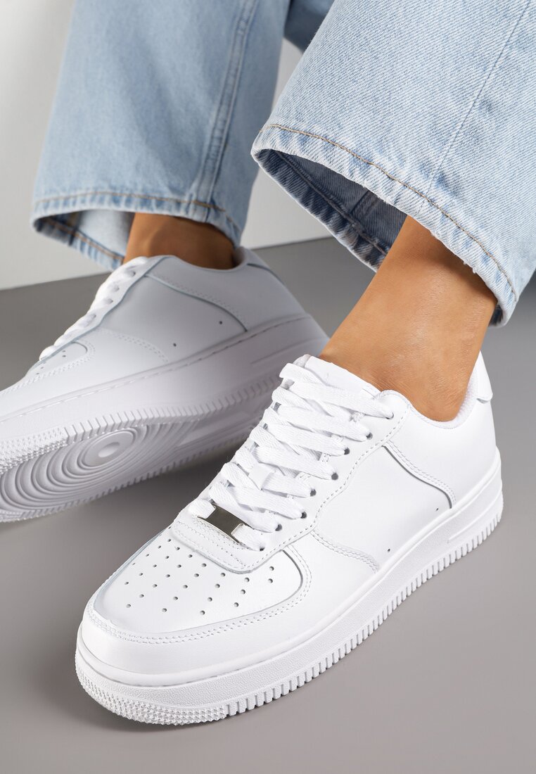 Białe Skórzane Sneakersy Ozdobione Perforacją Rilurea