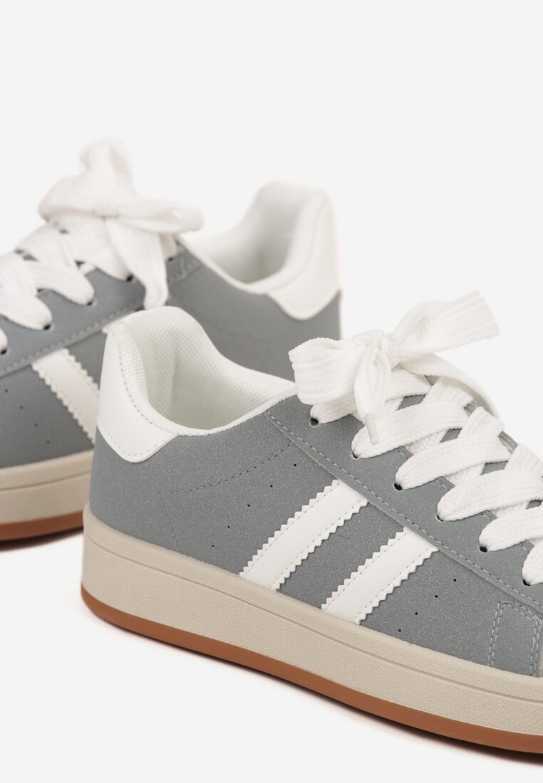 Szaro-Białe Sneakersy z Ozdobnymi Paskami Rilanira