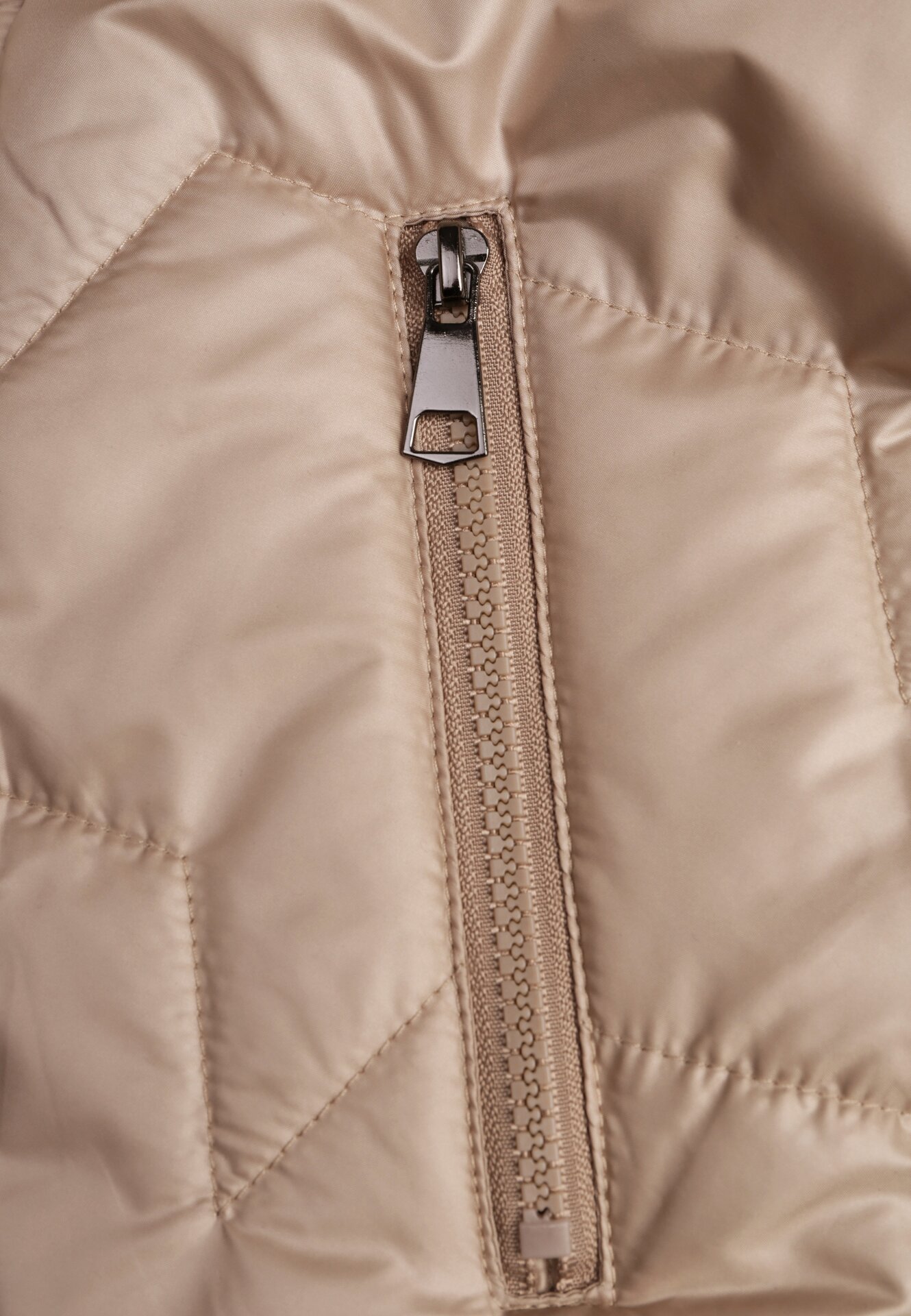 Beżowa Pikowana Kurtka Przejściowa z Kapturem i Ściągaczami Fesarena