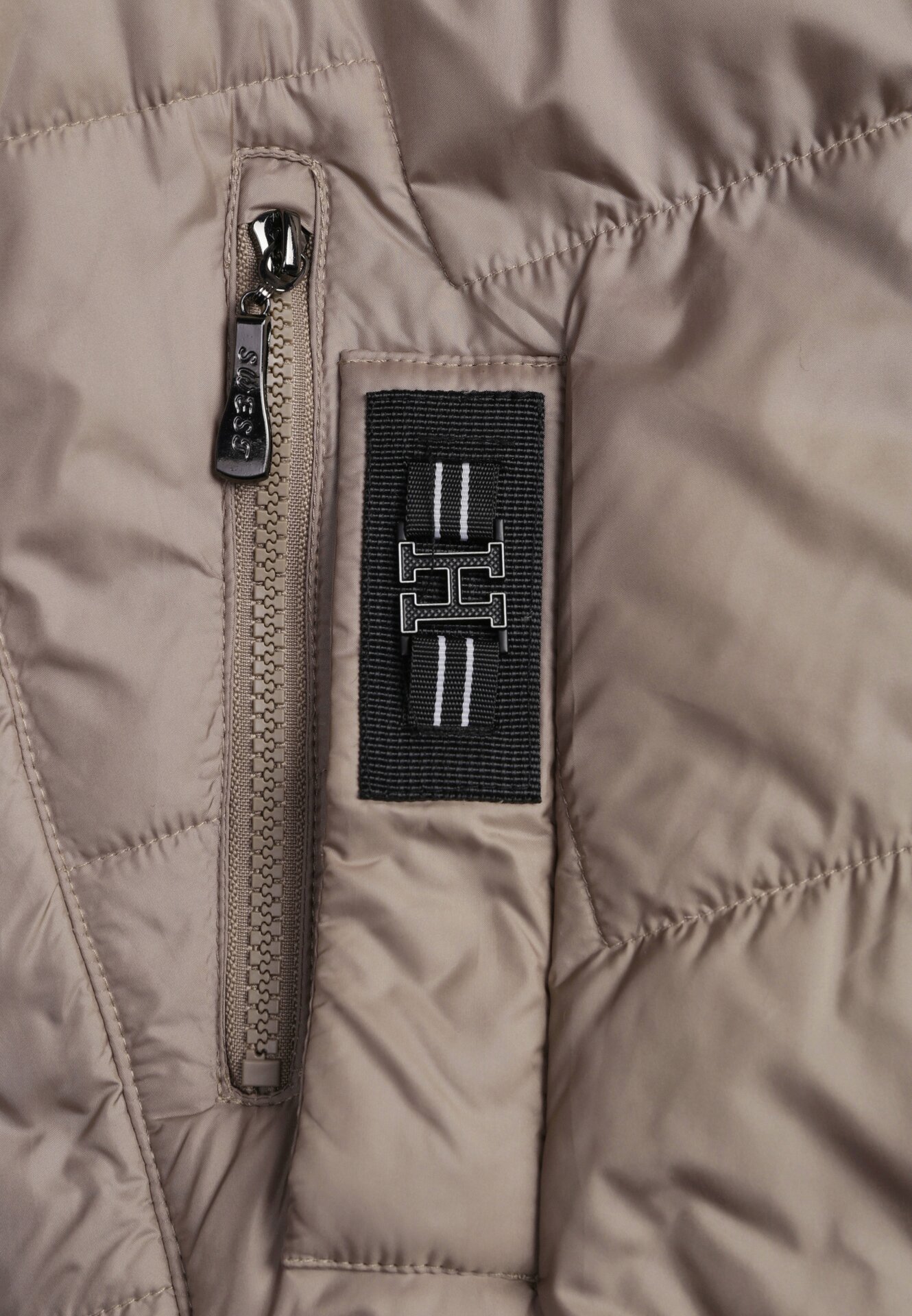 Ciemnobeżowa Pikowana Kurtka z Kapturem i Ozdobnymi Suwakami Tulirisa