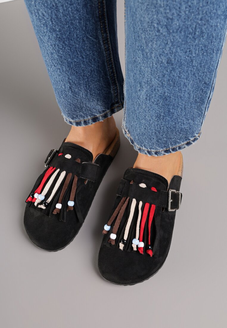 Czarne Klapki Mule w Stylu Boho z Ozdobnymi Frędzlami Varre