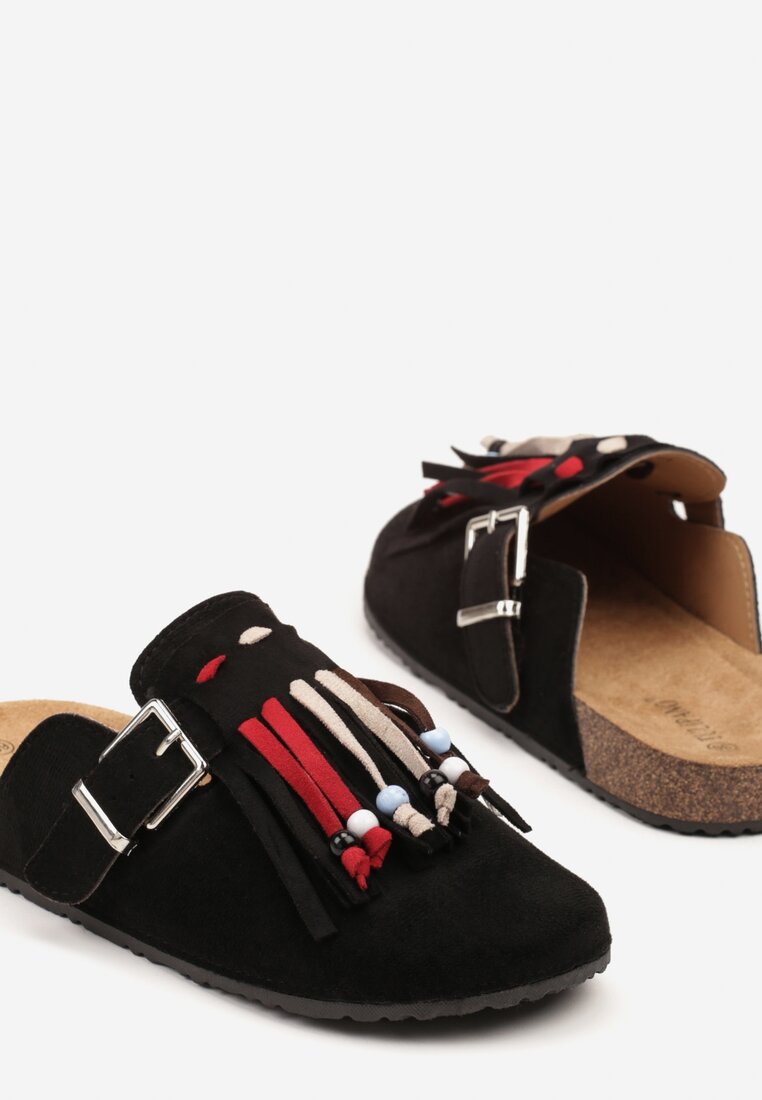Czarne Klapki Mule w Stylu Boho z Ozdobnymi Frędzlami Varre