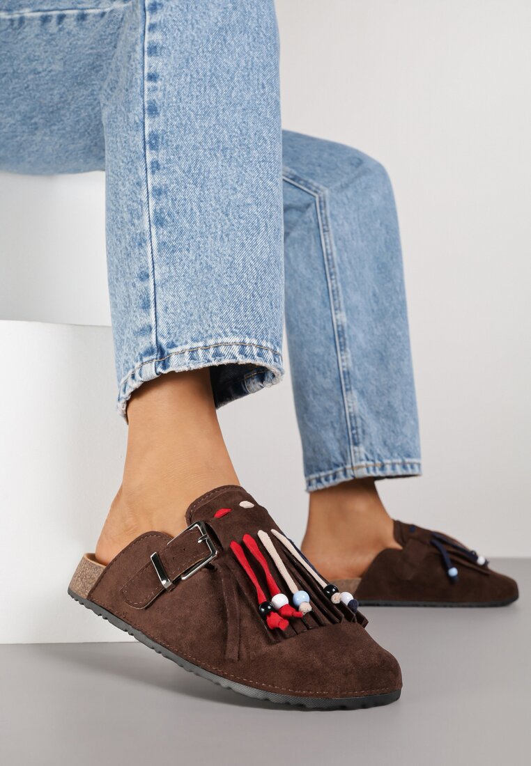 Brązowe Klapki Mule w Stylu Boho z Ozdobnymi Frędzlami Varre