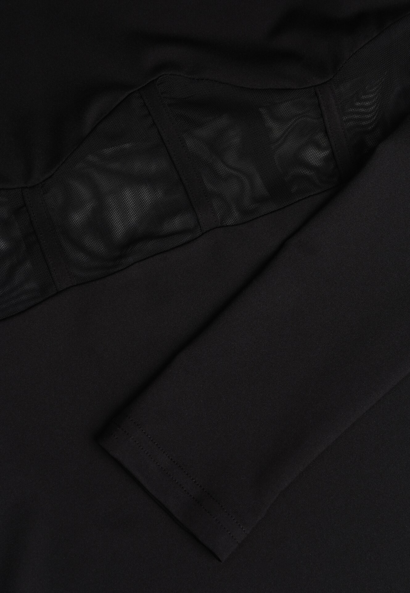 Czarna Dopasowana Sukienka Vices Ozdobiona Gorsetową Przezroczystą Górą Axerne