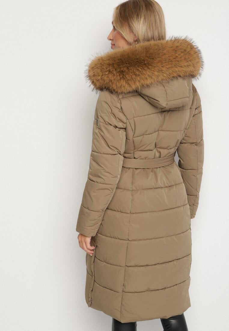 Ciemnobeżowa Długa Kurtka Pikowana z Kapturem z Futerkiem i Paskiem w Talii Avesiia