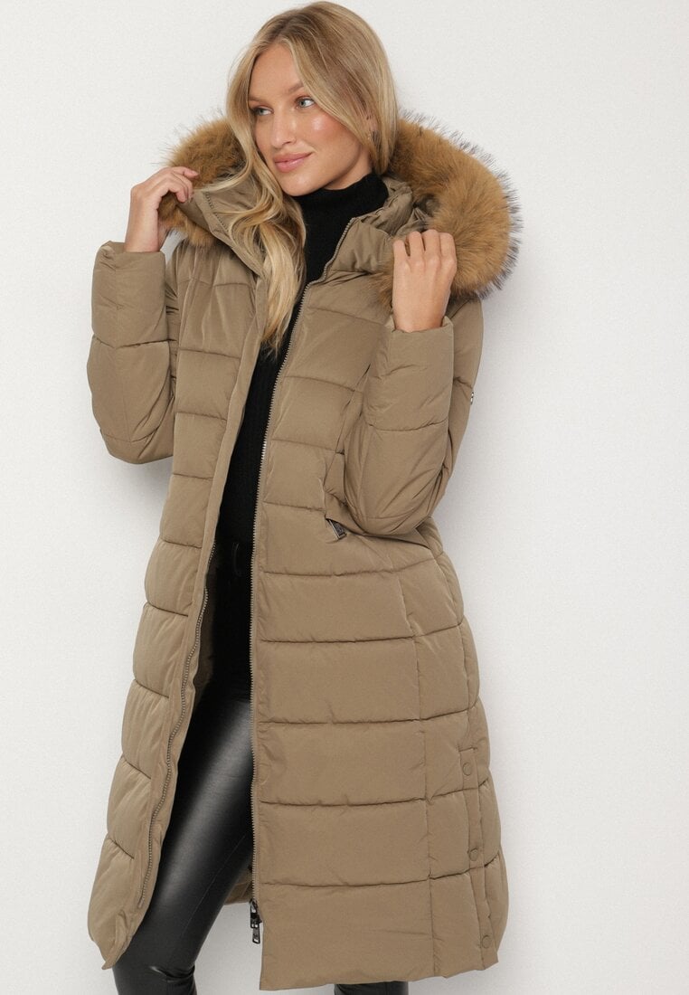 Ciemnobeżowa Długa Kurtka Pikowana z Kapturem z Futerkiem i Paskiem w Talii Avesiia