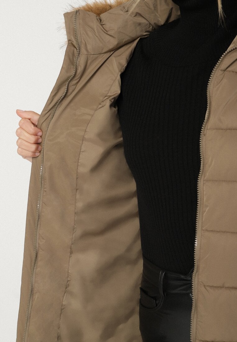 Ciemnobeżowa Długa Kurtka Pikowana z Kapturem z Futerkiem i Paskiem w Talii Avesiia