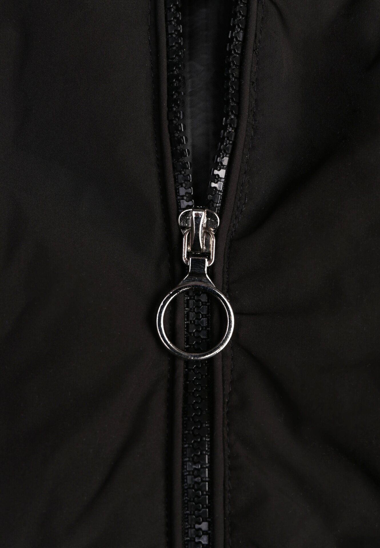 Czarna Przejściowa Kurtka z Pikowanymi Przeszyciami i Odpinanym Kapturem Olunea