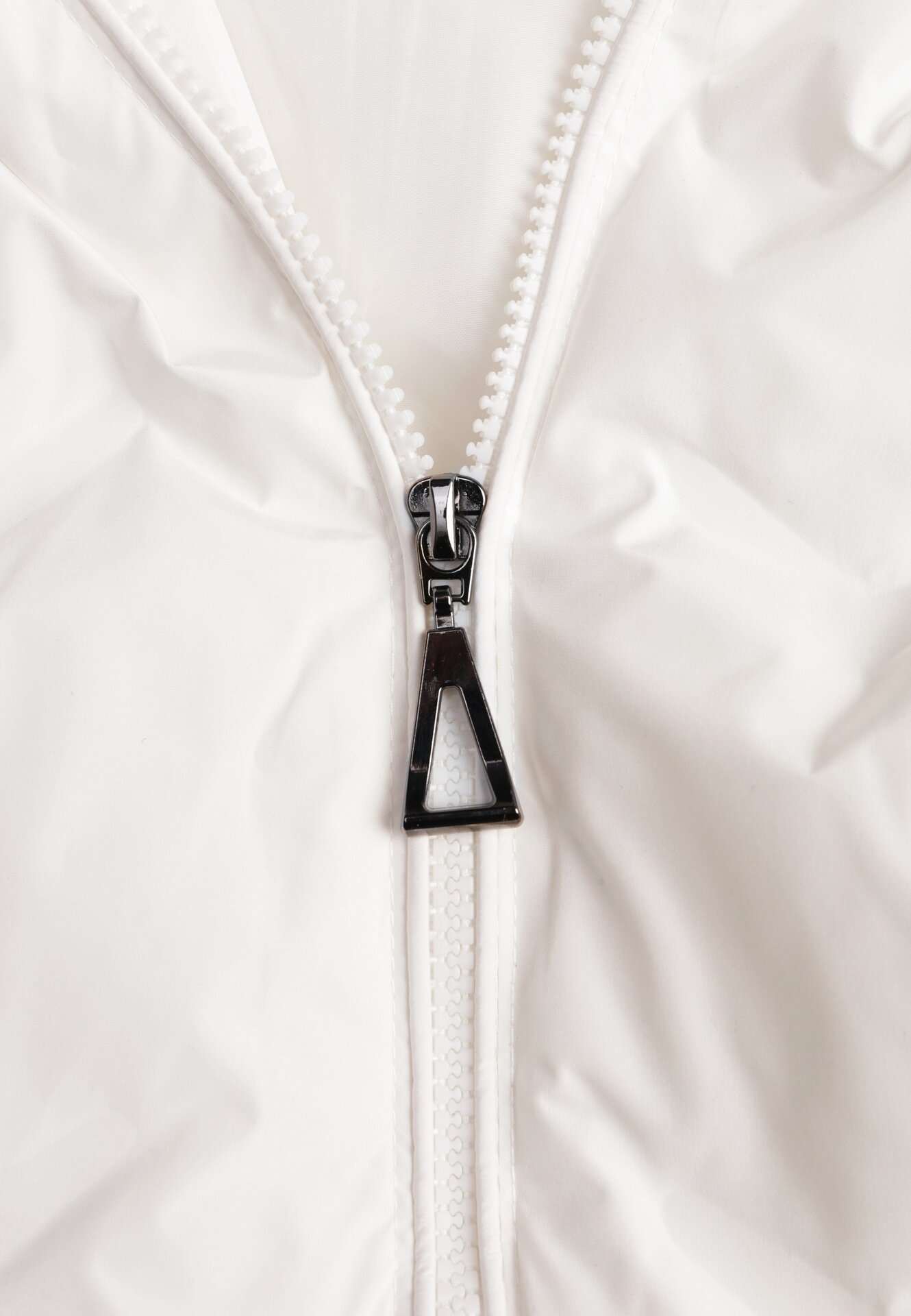 Biała Kurtka Przejściowa z Kapturem i Ozdobnym Pikowaniem Cilvessa