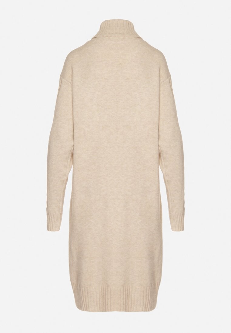 Jasnobeżowa Sweterkowa Sukienka z Golfem Ozdobiona Tłoczeniem Lanika