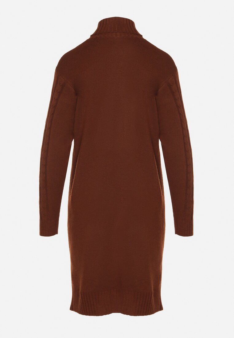 Brązowa Sweterkowa Sukienka z Golfem Ozdobiona Tłoczeniem Lanika